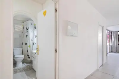 Un baño de Suite con terraza y jacuzzi privada en Maspalomas