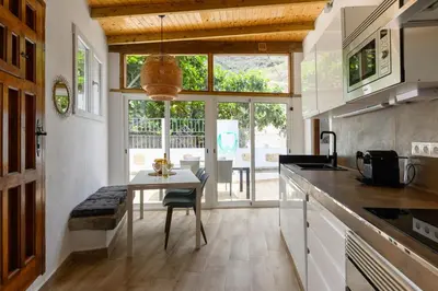 Una cocina o zona de cocina en Peaceful Foreman House by Bandama & Nature