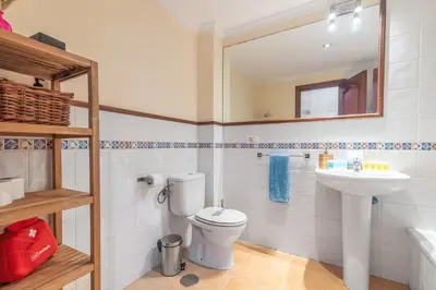 Un baño de Home2Book Bright Retreat with Pool, Sardina Beach