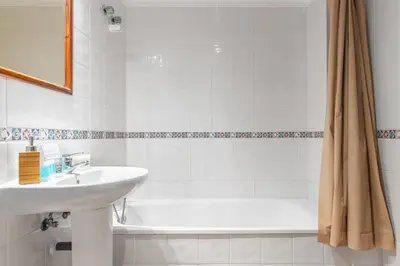 Un baño de Home2Book Bright Retreat with Pool, Sardina Beach