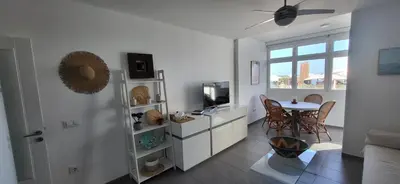 Una televisión o centro de entretenimiento en Alicia playa canteras
