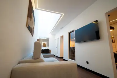 Una televisión o centro de entretenimiento en Coliving Canteras Connect Suites