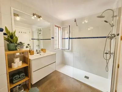 Un baño de Stylish & cozy home by the beach