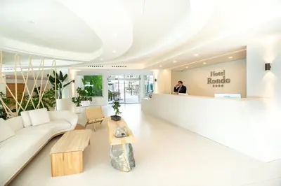 El vestíbulo o zona de recepción de HL Rondo Hotel