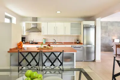 Una cocina o zona de cocina en Elysium by VillaGranCanaria