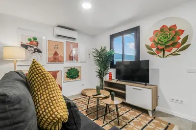 Una televisión o centro de entretenimiento en Living Central Stay Bejeque