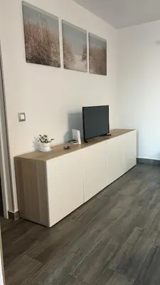 Una televisión o centro de entretenimiento en LAS OLAS heated pool