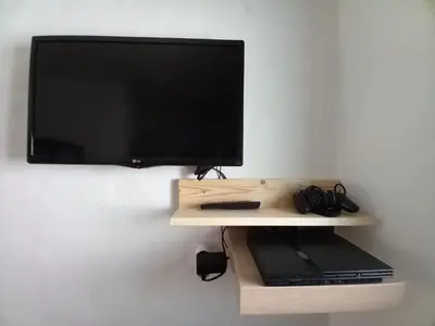 Una televisión o centro de entretenimiento en Neverland