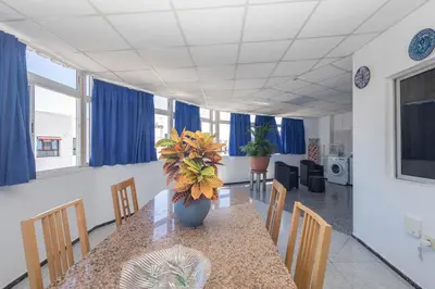 Una televisión o centro de entretenimiento en Apartamentos L O L A Arguineguin