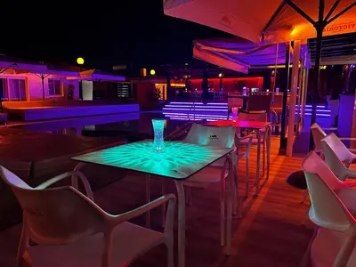 Un restaurante o sitio para comer en Paradise Resort - FKK Swinger & Nudist Couples Only
