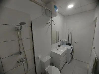 Un baño de 1 room street-basement