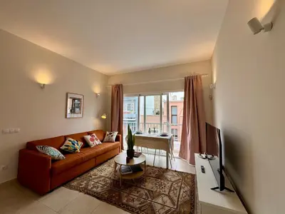 Una televisión o centro de entretenimiento en Sea City Apartment
