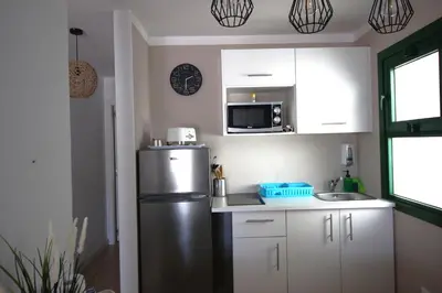 Una cocina o zona de cocina en OceanEye Apartment with heated pool