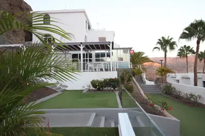 Jardín al aire libre en OceanEye Apartment with heated pool