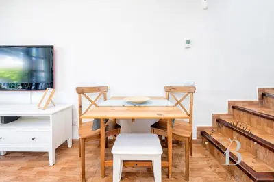 Una televisión o centro de entretenimiento en Bungalow con terraza privada y piscina en Gran Canaria
