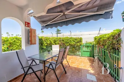 Un balcón o terraza de Bungalow con terraza privada y piscina en Gran Canaria