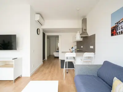 Una televisión o centro de entretenimiento en Ferreras Suites Las Canteras