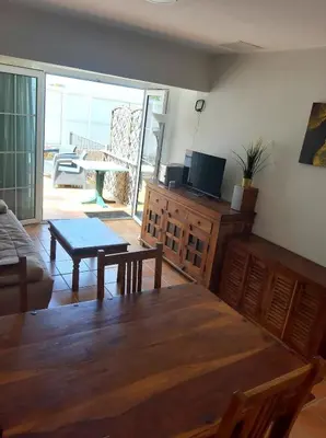 Una televisión o centro de entretenimiento en Maison du Soleil