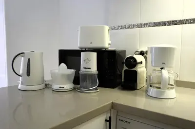 Utensilios para hacer té y café en Apartamento con vistas al mar T