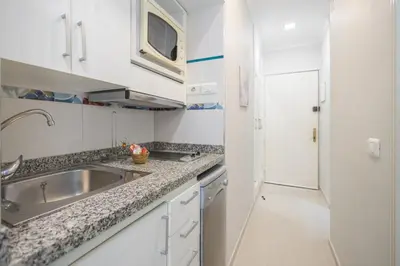 Una cocina o zona de cocina en Sun Port Ocean Views - Renovated & Pool