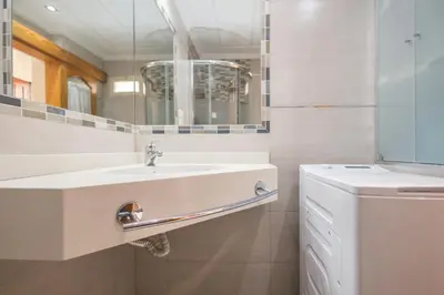 Un baño de Sun Port Ocean Views - Renovated & Pool