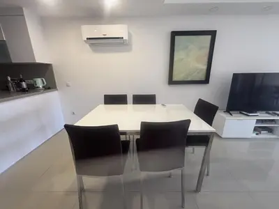 Una televisión o centro de entretenimiento en Relax Blue Marlin Pasito Blanco