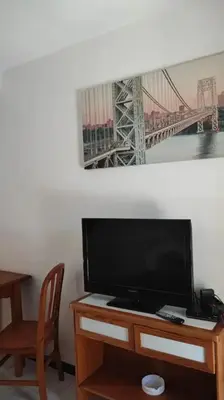 Una televisión o centro de entretenimiento en Ataitana Bungalows Maspalomas