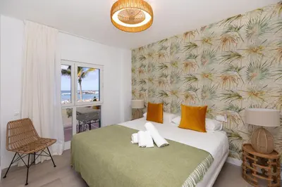 Cama o camas de una habitación en Apartamento frente a la playa de Las Canteras S1