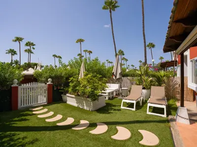 Jardín al aire libre en Cozy house with private jacuzzi Maspalomas