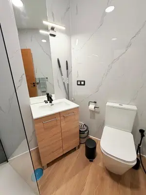 Un baño de TABLERO 101, coqueto y moderno estudio