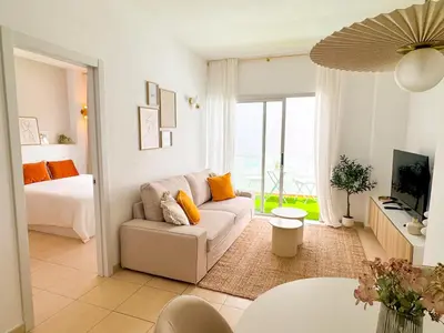 Una televisión o centro de entretenimiento en Peaceful Beach House by CanaryScape