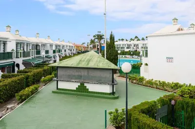 Instalaciones para jugar a tenis o squash en Beverly Hills Bungalow o alrededores