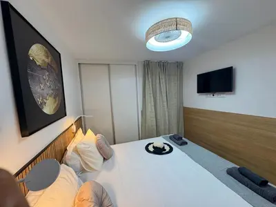 Una televisión o centro de entretenimiento en Paths Of Life Holiday Home