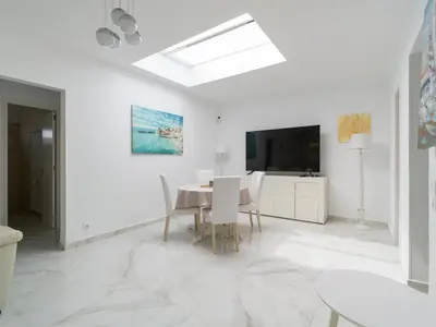 Una televisión o centro de entretenimiento en FaroQuilla Suites Pasito Blanco