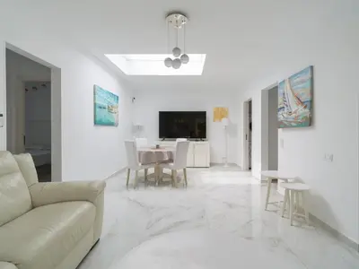 Una televisión o centro de entretenimiento en FaroQuilla Suites Pasito Blanco