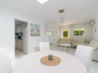 Una televisión o centro de entretenimiento en FaroQuilla Suites Pasito Blanco