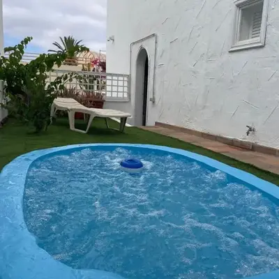 Apartamento con jardín y pequeña piscina privada para refrescarse