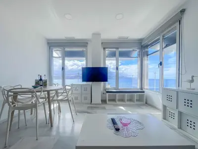 Una televisión o centro de entretenimiento en Bright Flat - Beachfront Las Canteras