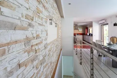 Una cocina o zona de cocina en Villa Amadores con piscina privada