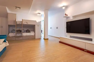 Una televisión o centro de entretenimiento en Villa Amadores con piscina privada