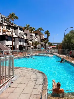 Piscina en o cerca de Cura Feliz