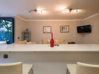 Una televisión o centro de entretenimiento en Live Las Palmas Walkiria City Home