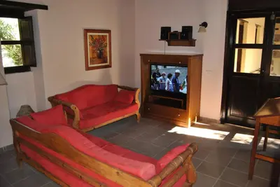 Una televisión o centro de entretenimiento en Casa Rural El Cura