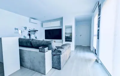 Una televisión o centro de entretenimiento en Modern Concept, Seaside Apartment