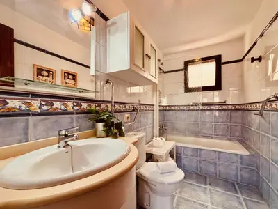 Un baño de Click&Guest - Radiant Home with Sea Views