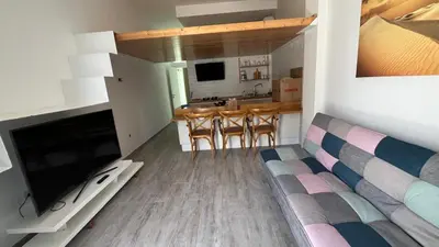 Una televisión o centro de entretenimiento en la casa de pozo1