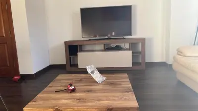 Una televisión o centro de entretenimiento en la casa de pozo1