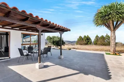 Un balcón o terraza de Home2Book Country Stay with Terrace BBQ