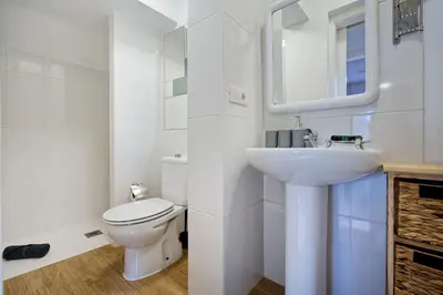 Un baño de Meloneras beach detached house with BBQ and garden