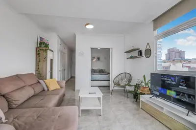 Una televisión o centro de entretenimiento en Leo's House Las Canteras 1BR